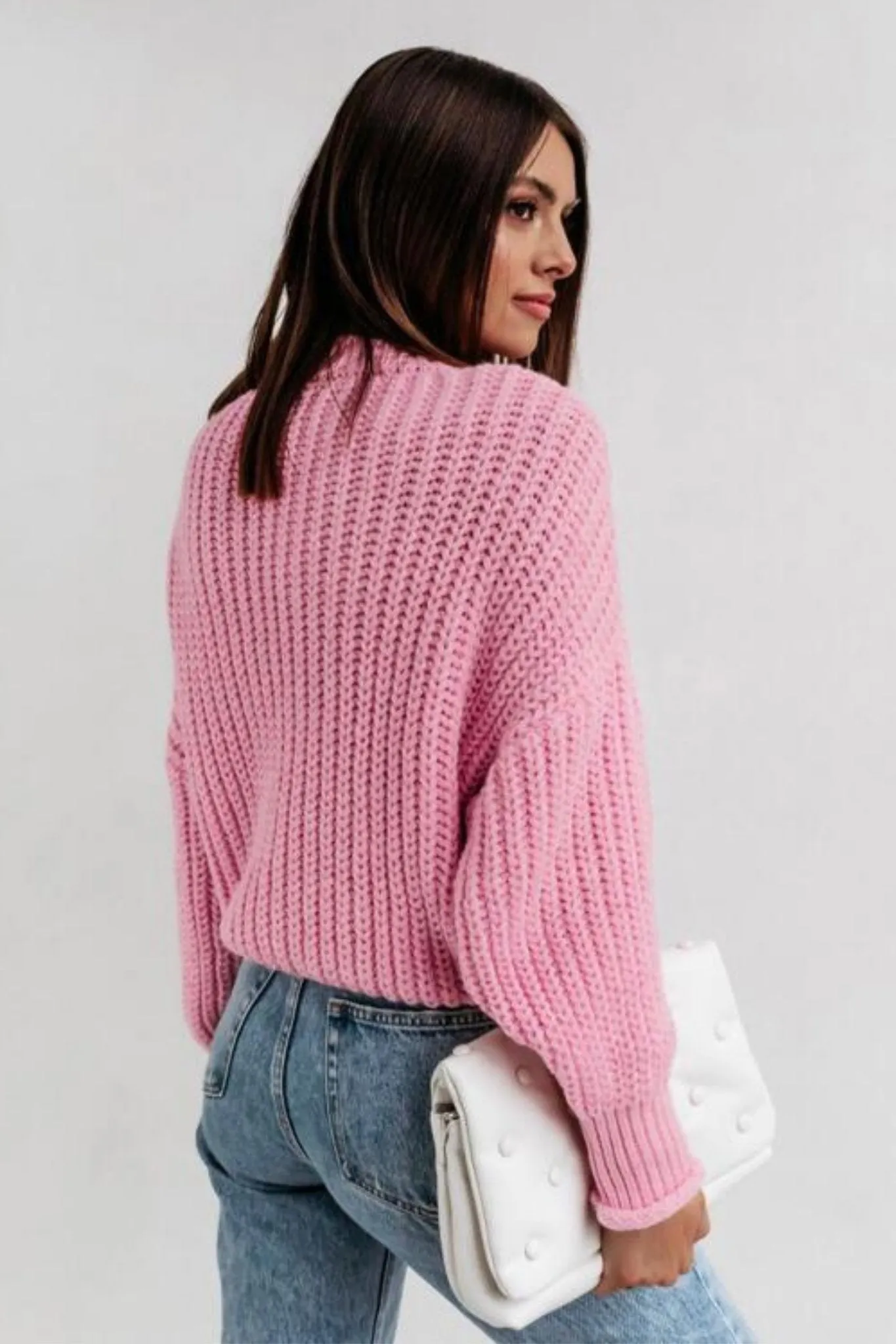 Maglione rosa oversize con taglio ampio e scollo a V