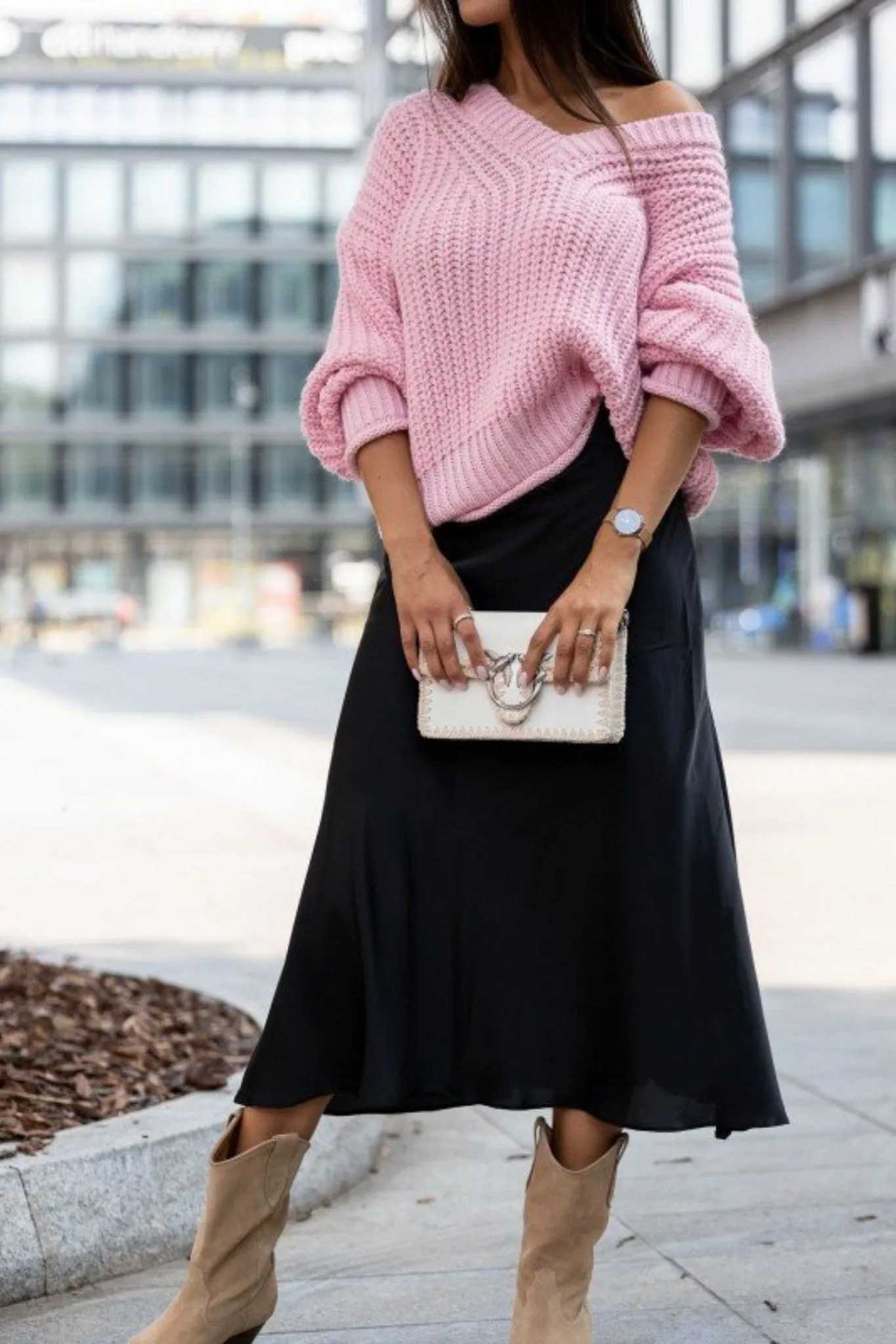 Maglione rosa oversize con taglio ampio e scollo a V