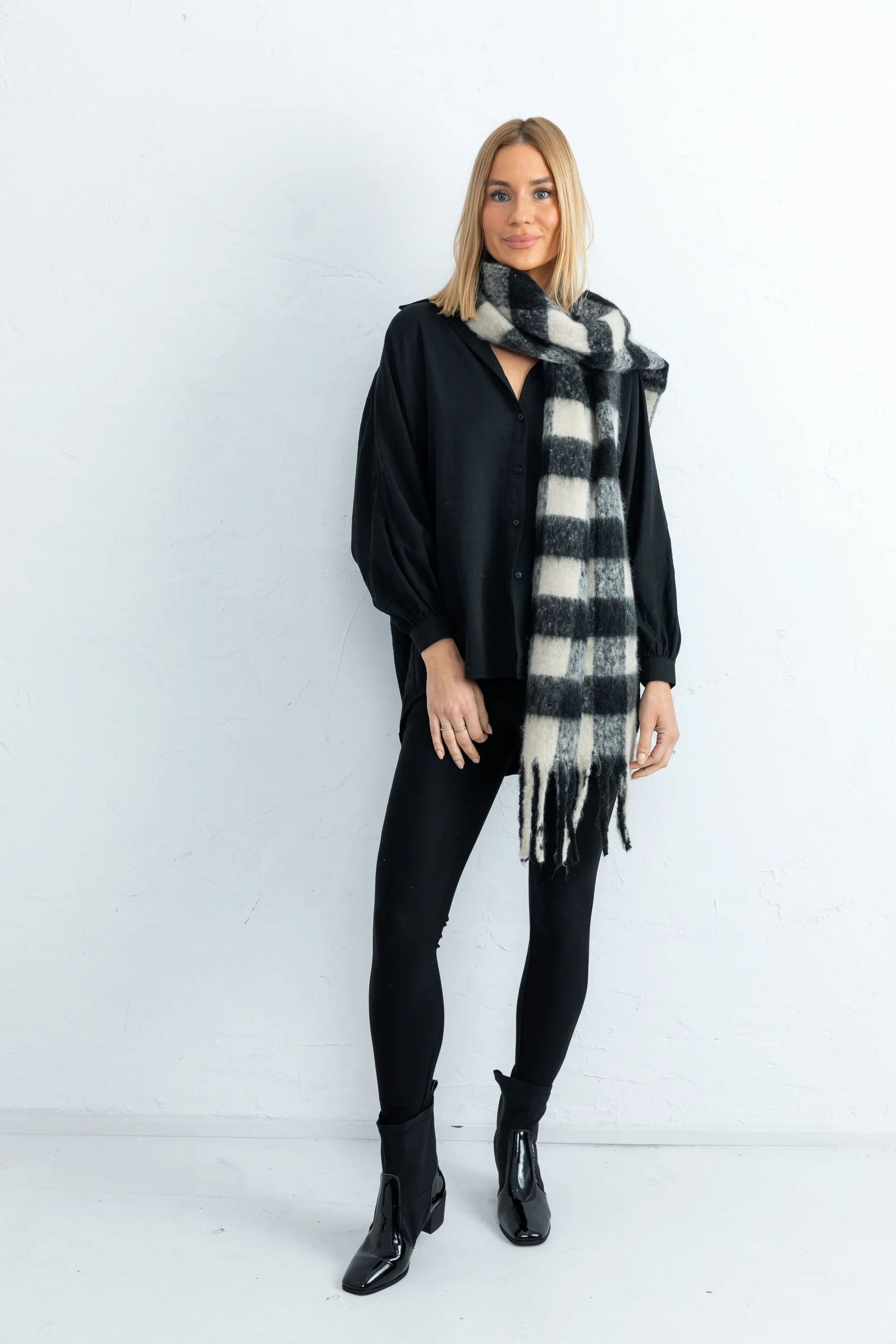 Winter Time Scarf (Black   White)